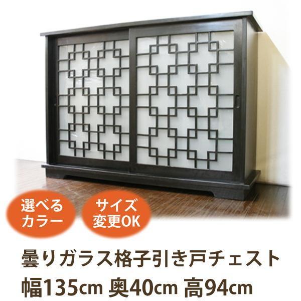 格子ガラス戸の食器棚