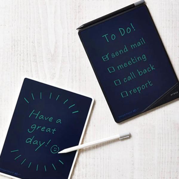 ●スリムフレーム採用で筆記面積が増えたシンプルなデザインが特長です。●スタイラス上部を本体右下の消去スペースに近づけるだけで画面を消去することができます。●電池交換式。【サイズ】約W136×H184×D6mm（スタイラス除く）【質量】約12...