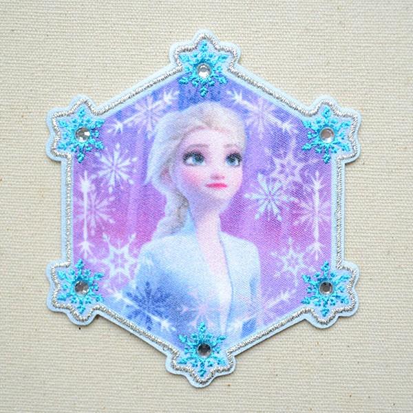 ディズニー(Disney)の大ヒットアニメ映画「アナと雪の女王(原題はFrozen)」のオフィシャル刺繍ワッペン・パッチです。便利なシール/アイロン両用タイプなので、アイロンができない素材にもペタッとシール接着が可能です。■サイズ(約)　タ...