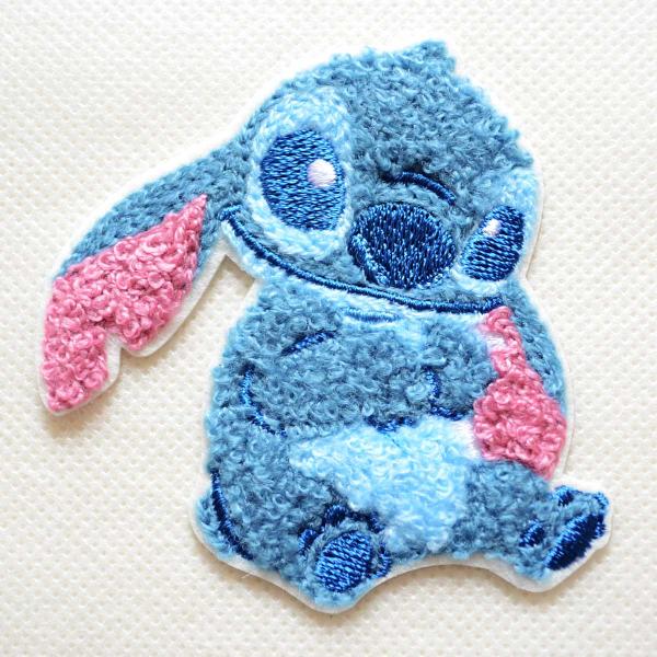 ディズニーの人気キャラクター スティッチのサガラ刺繍ワッペン です。ふんわりとした立体感のあるサガラ刺繍がとても可愛く、洋服やバッグ、小物のデコレーションにぴったり。入園グッズ・入学グッズのワンポイントとしてもおすすめです。■サイズ(約)　...