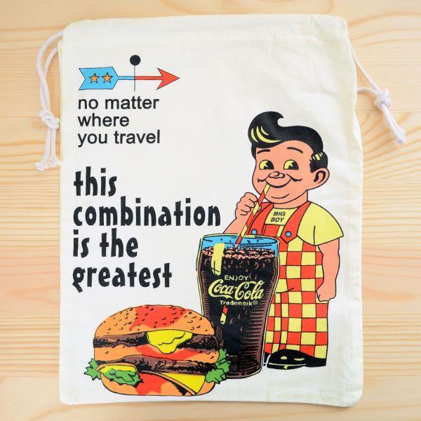 ありそうでなかったかも!?生成りボディにアメリカンなブランドロゴマーク&amp;キャラクターのプリントが入った、とってもオシャレなカッコかわいい巾着袋です。お子様の上靴・運動シューズ入れにも使えちゃうほどの大きさのこの巾着。通勤・通学時のラ...