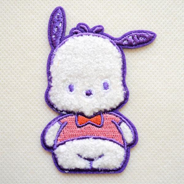 サンリオの好奇心旺盛で、おっちょこちょいで、ちょっぴりおせっかい、より道お散歩が大好きなイヌの男のコ、ポチャッコのかわいい刺繍ワッペン・パッチです。モコモコとした毛糸のような太い糸をフェルトの上に刺繍しています。フェルトと太い刺繍糸の組み合...