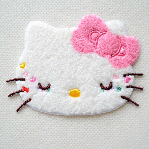 ハローキティ誕生50周年を記念した、今しか手に入らない特別なワッペンが登場しました！タオル地のようなもこもことした立体感があり、高級感と温かみを感じさせる仕上がりです。目をつぶったキティちゃんの優しい表情に、カラフルなチップが散りばめられた...