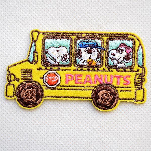 「ピーナッツ（Peanuts）」に登場する、スヌーピーときょうだいたち（オラフ ベル）がスクールバスに乗ったオフィシャル刺繍ワッペンです。キラキラ光るラメ糸を使った、目立つデザイン。シール・アイロン両用タイプで使い方も自由自在。アップリケと...