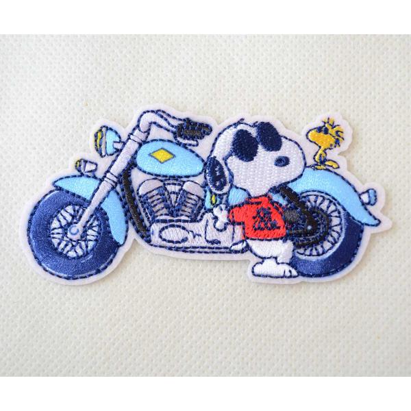 世界中で愛される「PEANUTS（ピーナッツ）」から、クールなバイクに乗ったスヌーピーの刺繍ワッペンが登場しました！サングラスをかけて風を切るスヌーピーと、後ろにしがみつくウッドストックがとってもキュート。鮮やかなブルーのバイクが目を引くデ...
