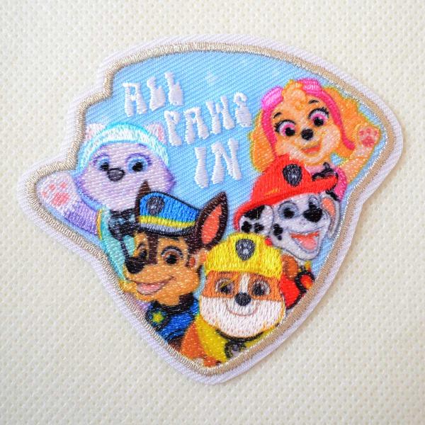 大人気のパウ・パトロールが勢ぞろい！世界中で愛される「パウ・パトロール」の仲間たちが集合した、とっても豪華な刺繍ワッペンです。チェイス、マーシャル、ラブル、スカイ、エベレストの5匹が描かれた「ALL PAWS IN」デザイン。これひとつで、...