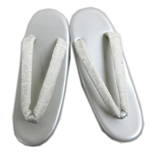 フォーマル中心に結婚式や披露宴・パーティー等の着物スタイル全般で活躍するゾウリ。留袖・訪問着や色無地にGOOD。着物姿がより上品になる国産草履。どんなお着物にも合わせ易く、年代巾も広くお使い頂け重宝します。留袖結婚式＆パーティー・お宮参り・...