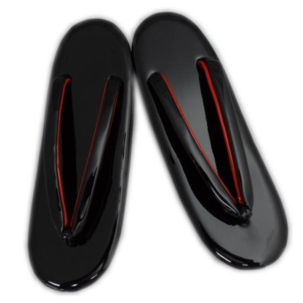 洗える着物・小紋等のカジュアル着物から訪問着・色無地等のフォーマルまでＯＫ。振袖＆袴にもＧＯＯＤ。着物姿がより上品＆オシャレになる草履。「足サイズが大きくて・・」という方でもゆったり使えます。2色使い鼻緒がオシャレ度ＵＰ。鼻緒も柔らか・幅広...