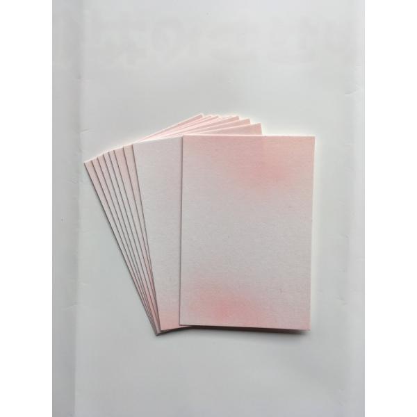 上下に桃色の霞のようなぼかしが入っています。