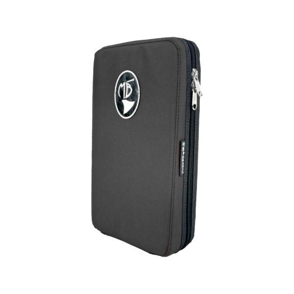 プロにも愛用が多い高級ケース。ファイバー製セミハードケースで 頑丈さと品質の高さに定評があり。楽器の為に研究された緩衝材で管体や細かな部分の凹み・曲がりを防ぎます。MBOBと3辺の合計サイズは変わりませんがMBOBにある前面のポケットがなく...