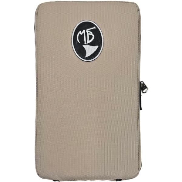 プロにも愛用が多い高級ケース。ファイバー製セミハードケースで 頑丈さと品質の高さに定評があり。楽器の為に研究された緩衝材で管体や細かな部分の凹み・曲がりを防ぎます。MBOBと3辺の合計サイズは変わりませんがMBOBにある前面のポケットがなく...