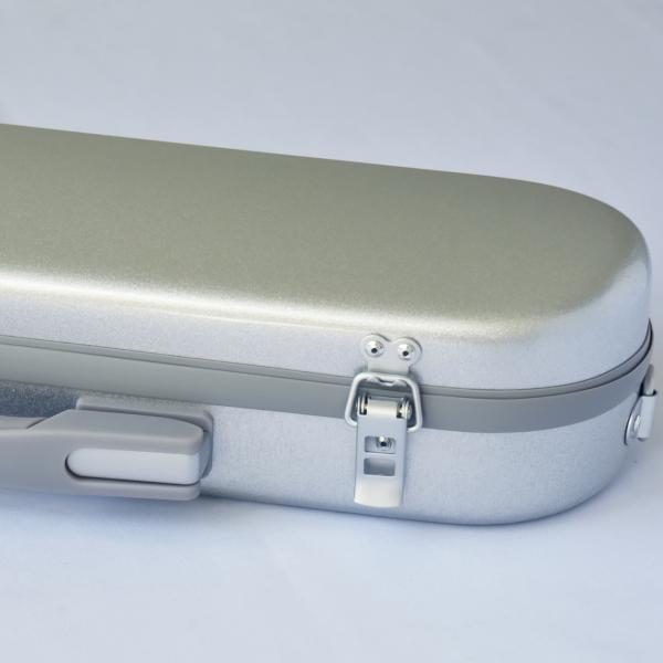 【2024年6月新色】カラーは実際のイメージと異なる場合がございます。表面の加工がツルツルのため深く塗装が剥がれるほどの傷などではなく細かいキズがあります。持ち手もスタイリッシュです。付属のストラップのパッド部分の面積が大き目で持ちやすいと...