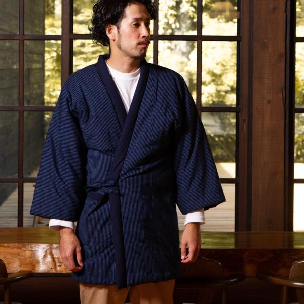 商品名：日本製 半纏 メンズ 久留米織 綿入れ 中綿 紬織 かつお縞 男性用 はんてん 中綿 おしゃれ 防寒 暖かい どてら 冬 織物産地と共に久留米の地域産業となった「久留米綿入れはんてん」。昭和30年代から久留米の卸商が織屋さん達に生産...