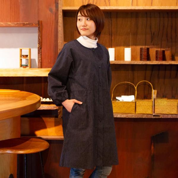 前ボタン式で脱ぎ着の楽な和柄の割烹着です。ロング丈なので幅広く活躍できること間違いなしです。左右両方にポケットも付いているので収納性もあります。サイズ：フリー（着丈：88cm、裄丈72cm、身幅52cm) LLサイズ（着丈：90cm、裄丈7...