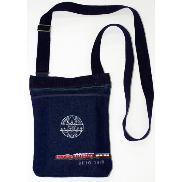 [Release date: April 3, 2021]「鉄印帳」の持ち歩きに便利な、肩掛けひも付の鉄印帳ショルダーです。「トロッコわたらせ渓谷号」の車両とヘッドマークの刺繍が入ったデザインです。デニム生地の紺色に、国鉄色（朱色）の機関車...