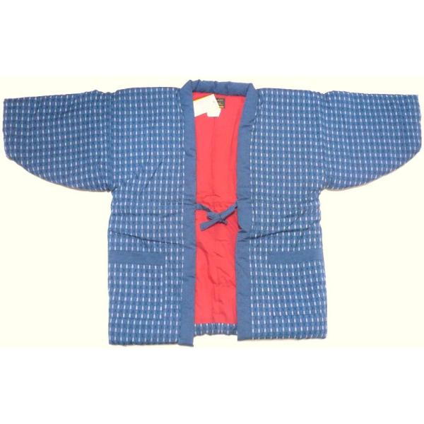 日本製の綿入れ半天です。冬の部屋着としてご利用下さい。◆おススメ◆　　冬、家でくつろぐ時に最適です。　プレゼントにもとてもよく利用されています。*素材:表地　綿100%　　　　裏地　綿100%　　　中綿　綿70%ポリエステル30%*サイズ:...