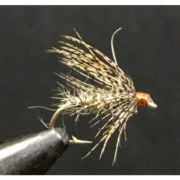 パートリッジブラウンバックのハックルと、ボディはハーズイヤー。流下する様々な虫のイミテーションとして、水面直下をナチュラルに流して使います。ボールマーカーを用いて、ドライ感覚のウェットフライとしても効果のあるフライです。※ボールマーカーの商...