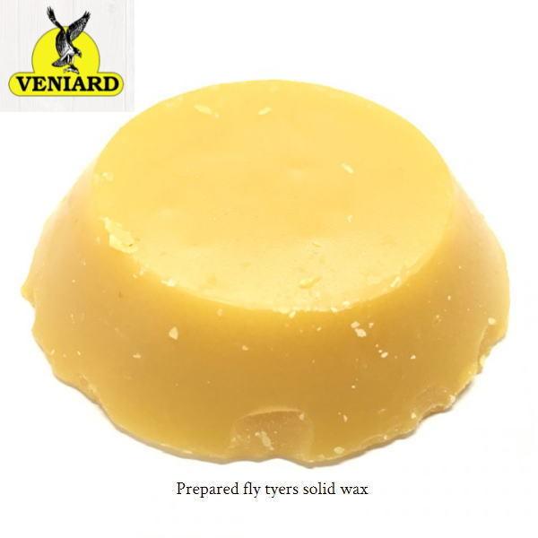 久々の入荷です！タイイングの必需品。タイイング前には必ずスレッドに塗る習慣を付けましょう。マテリアルが滑らずしっかりタイイングでき、ダビングもしやすくなります。必要分のスレッドに押し付けるように素早く動かすことによって、摩擦熱でスレッドに擦...