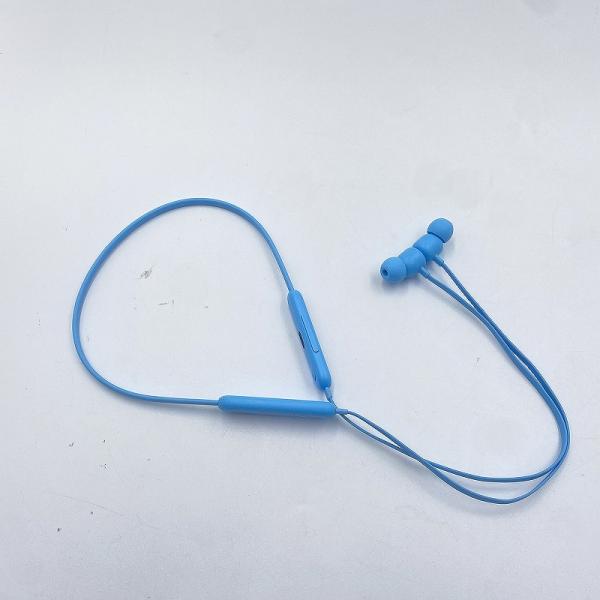 Girls Don't Cry × Beats Flex 限定イヤホン Beats Flexにハートをオン──BeatsとGirls Don't Cry がコラボ！ | GQ