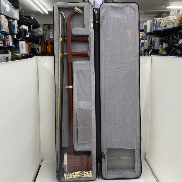 ※ケースをプチプチで巻いて発送します。メーカーや型番など不明です。使用感があります。ケースに汚れや劣化あり。付属品は写真に写っている物で全てです。商品詳細は画像でご確認下さい。サイズ(ｃｍ)：W10.5*D15*H82付属品：ケース、弓※主...