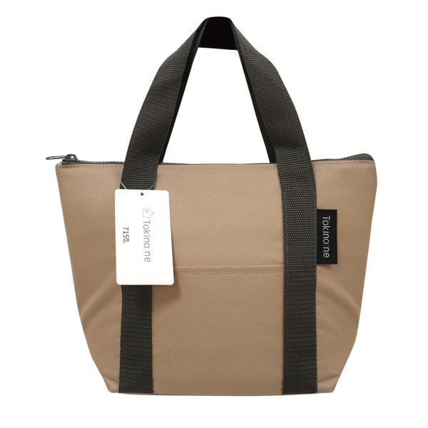 お弁当などが入れられるサイズのベージュカラーのランチ保冷バッグです。外側にオープンポケットが1つ付いています。全体には程よいクッションが入っていて、中身を優しく守ります。【サイズ】約H220×D320×D110mm【材質】ポリエスエル、EV...