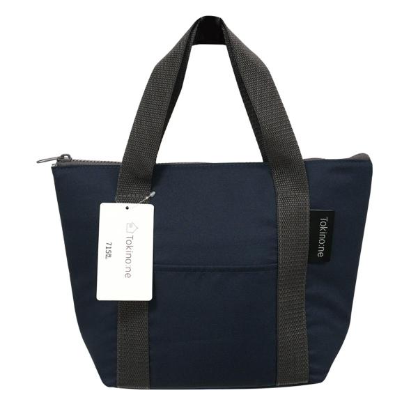 お弁当などが入れられるサイズのネイビーカラーのランチ保冷バッグです。外側にオープンポケットが1つ付いています。全体には程よいクッションが入っていて、中身を優しく守ります。【サイズ】約H220×D320×D110mm【材質】ポリエスエル、EV...