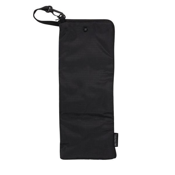 外側は撥水加工生地、内側はマイクロファイバー素材を使用したチェック柄の折りたたみ傘用ケースです。使用しない時は三つ折りにできコンパクトに持ち運べます。ナスカン付のストラップでバッグのハンドルなどに取り付けられます。【材質】ポリエステル、亜鉛...