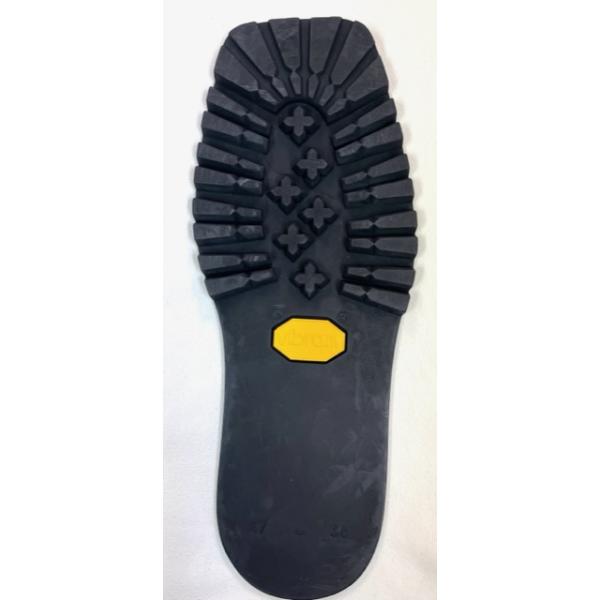 ビブラム社製ゴムソール（1100）41/42・43/44・45/46・47/48サイズ黒色　ソール部分厚さ13mmヒール部分厚さ8mm41/42巾11cm長さ30.5cm43/44巾11.8cm長さ32cm45/46巾12cm長さ33.5c...