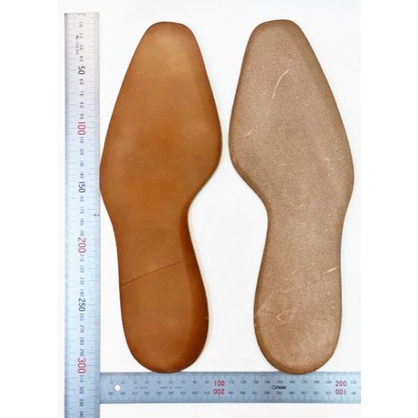 厚さ4.5mm　長さ29.5cm巾10cm1足セットになります。長期在庫のため部分的に経年変化・汚れが見られます。グッドイヤー・マッケー縫いの修理・サンプル製作・練習用におすすめです。写真向かって左が表面・右が裏面。