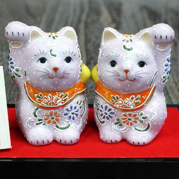 九谷焼 開運 招き猫 置物 ペア ピンク盛(台/敷物/立札付き) : 和 九谷焼 開運 招き猫 置物 ペア ピンク盛(台/敷物/立札付き) : 和