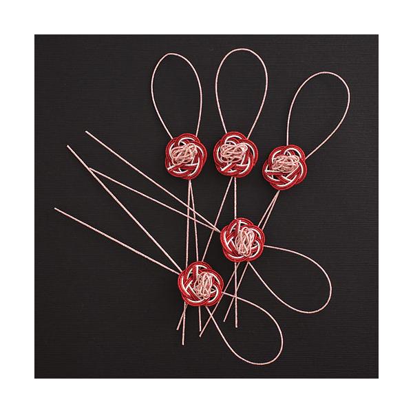 ポンっと咲く梅の花のようなとても可愛らしい水引飾り。光沢のある水引を使い、小さめですがとても華やか。ワインや日本酒など、瓶の首に吊り下げる用にデザインされていますが、ギフトボックスに貼ってもとても綺麗ですよ。サイズ：155×23(mm)内容...