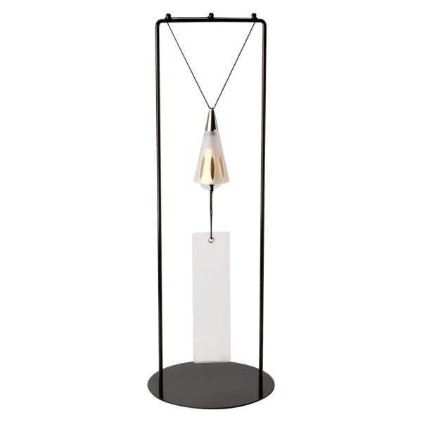 自転車のベルでお馴染み東京ベル製作所が製作した消音機能付き風鈴。この風鈴を吊るして、置き風鈴として楽しめる卓上スタンドを製作いたしました。そもそもは消音機能付き風鈴用で製作しておりますが、サイズが合えば他の風鈴でもご利用いただけます。さてこ...