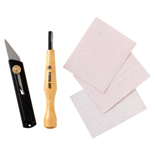 ヒトテマキットを始めてみたい方のためのキットです。小さめのクラフトナイフ、彫刻刀、3種類の紙やすりをセットにしました。内容：彫刻刀丸型6mm×1本・クラフトナイフ×1本・紙やすり#180,#240,#300各1枚ずつ