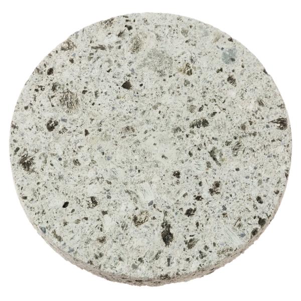 大谷石コースターベーシックタイプです。細目大谷石の中でも特に質の良い原石から制作しています。底面にコルクを貼り、テーブルを傷つけることなくお使いいただけます。【大谷石コースターの特徴】抜群の吸水性を持つ大谷石コースターは、グラスの水滴を吸収...