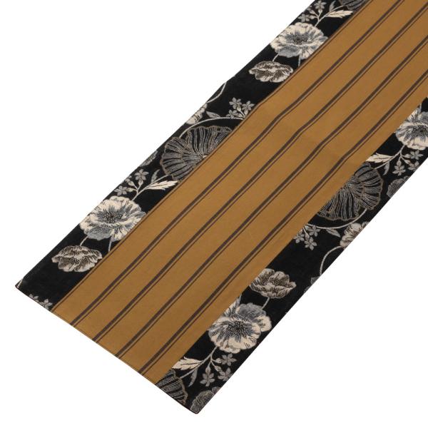 ※こちらの商品は、生地取りにより商品写真と柄の出かたが異なります。予めご了承ください。着物の粋なコーディネートをテーマに表現したテーブルウェアシリーズ。二重織ジャガードが着物、中央の縞柄が帯、鮮やかな色の裏面のドビー生地は、八卦のイメージで...