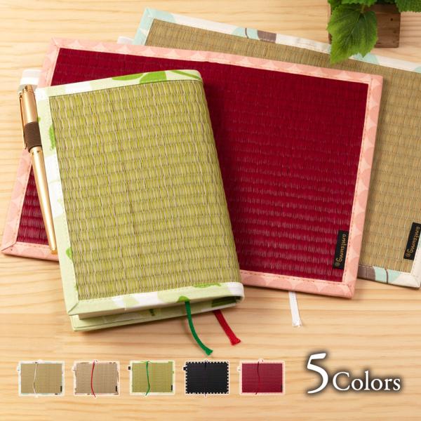 読書中に書き込みやマーカーを入れるためのペンホルダー付。吸放湿性のある い草の作用で、本を持つ手がべたつかず、いつもサラサラ。い草の持つリラックス効果を、ぜひ実感してください。【お取扱い上の注意】・い草は天然素材のため、多少の色ムラや織ムラ...