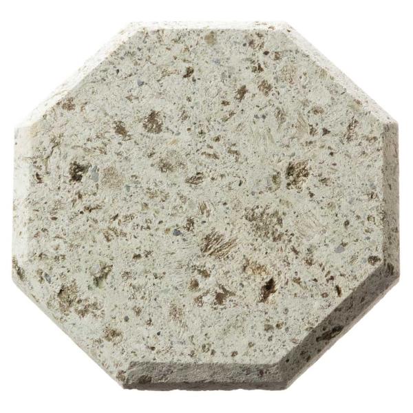 大谷石コースター八角形の面取りタイプです。細目大谷石の超特上クラスを使用し、ひと手間かけた面取り加工で、高級感を演出します。底面にコルクを貼り、テーブルを傷つけることなくお使いいただけます。【大谷石コースターの特徴】抜群の吸水性を持つ大谷石...