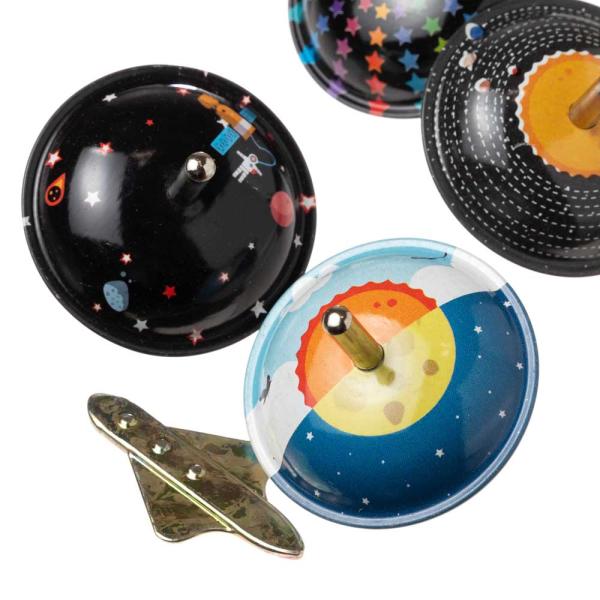 ※色柄の指定はできません。ドイツのブリキ玩具。手回し独楽です。「ルナ」ということで宇宙空間がコンセプト。回すと何が起こるのかというと、回して付属の宇宙船を近づけると、なんと独楽の芯を中心に宇宙船が動き出します。レトロなデザインも可愛く集めた...