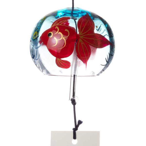 クリスタルガラスを使用した、ぬくもりのある透明感が特徴の風鈴に、その透明感を生かした柄を内側にさりげなく描いた、立体感のある柄のガラス風鈴。柄がとても素敵な上に、短冊の柄もデザイン性の高いものとなっており、インテリアとしても評価が高いアイテ...