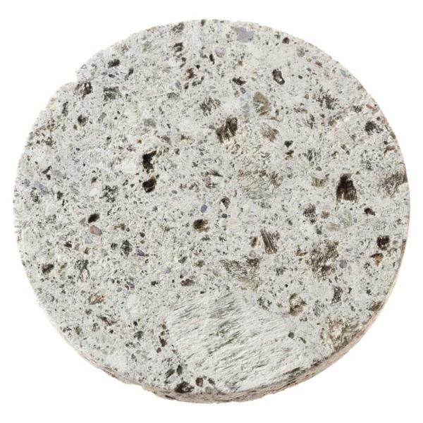 大谷石コースターの丸型ベーシックタイプです。こちらは大谷石特有の空洞が穴のように表面に現れたもので、当店では「自然品」と区分して販売しています。吸水性や耐熱性など、機能面では良品と同等の品質です。底面にコルクが貼ってあるので、テーブルを傷つ...