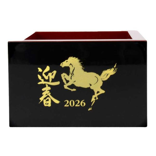 金色の干支デザインを印刷で施した塗枡（ぬります）です。まるで漆塗りのような鮮やかな黒と朱色が祝杯を豪華に演出し、装飾品としてもお祝いの席を華やかに彩ります。新年の振る舞い酒や新年会など様々な新年行事を和の演出で盛り上げます。サイズ：幅8×奥...