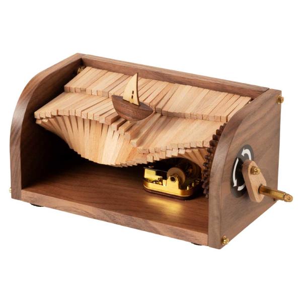 「からくり」という名の通り、稼働するオルゴール。オルゴールは手回しタイプのオルゴールとなっており、それに連動して波打つ仕組みを木で表現した作品です。大きな木のギアと、木の棒を組み合わせる事で波を表現していて、その仕組がすごい。自分でつくろう...