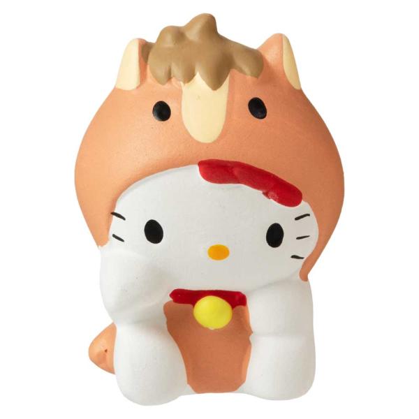 毎年大人気の干支シリーズ。「ハローキティ十二支開運占い」は、可愛らしい陶製のハローキティの中に一年の運勢をそっと教えてくれる占い紙が入った開運アイテムです。底面の紐をやさしく引くと、占いがチョコンと顔を出す楽しい仕掛け付き。飾ってかわいいだ...