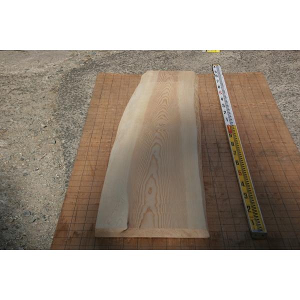 松、1830（長さ）、280〜390（幅、木表表面の平らな部分））41（厚み）、単位ミリ、、写真1〜4枚目は木表を表示しています、5枚目は木裏を表示しています、5年以上自然乾燥させた商品です、プレーナーをかけ厚みを揃えてペーパー240番で荒...