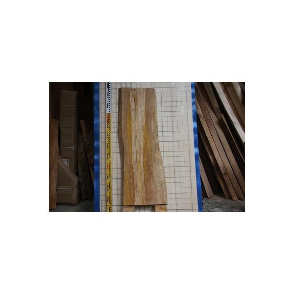 椎の木、1135（長さ）、　290〜360（幅、木表、表面の平らな部分の寸法）40（厚み）単位ミリ、       写真の縦横のマス目は5cmです、写真1〜3枚目木表、4〜6枚目木裏を表示しています、工場内で5年以上寝かせた自然乾燥材です、 ...