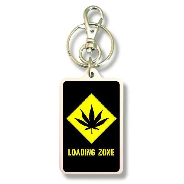 SIZE:W3.3cm H5cm屋外使用ＯＫ！耐水性のあるステッカーがキーホルダーの両面に張られています。便利な2WAYなので鍵と一緒はモチロン、カバンや携帯など色々なところでお楽しみ下さい。画像は拡大したものです。（サイズはおおよその目安...