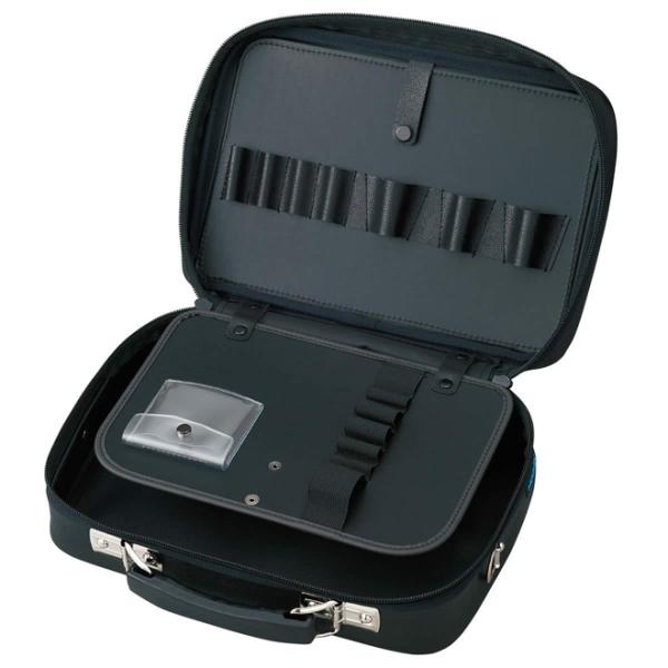 外形寸法 300（W）×200（H）×80（D）mm内寸法 270（W）×170（H）×50（D）mm容積 2L材質 ビニルレザー重量 920g■工具差し付