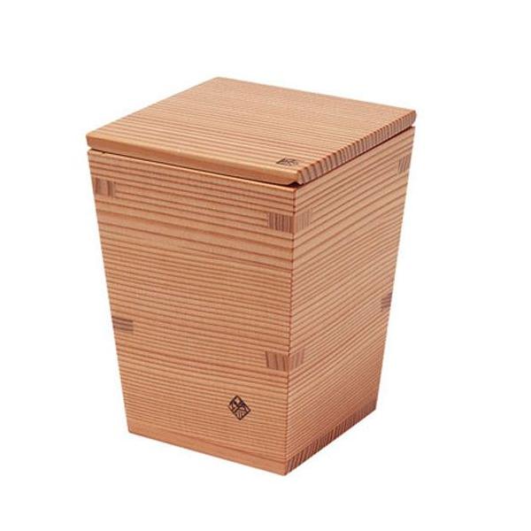 以為(おもえらく)日光杉酒器シリーズ枡の角で呑む酒の味は研ぎすまされ、かつ、木本来のやわらかさ。色や香りは五感をふるわせます。目にやさしく美しい淡紅色の木肌は心に安らぎを与えます。※蓋のマークの部分を指で押さえて　こぼれない様に注いでくださ...