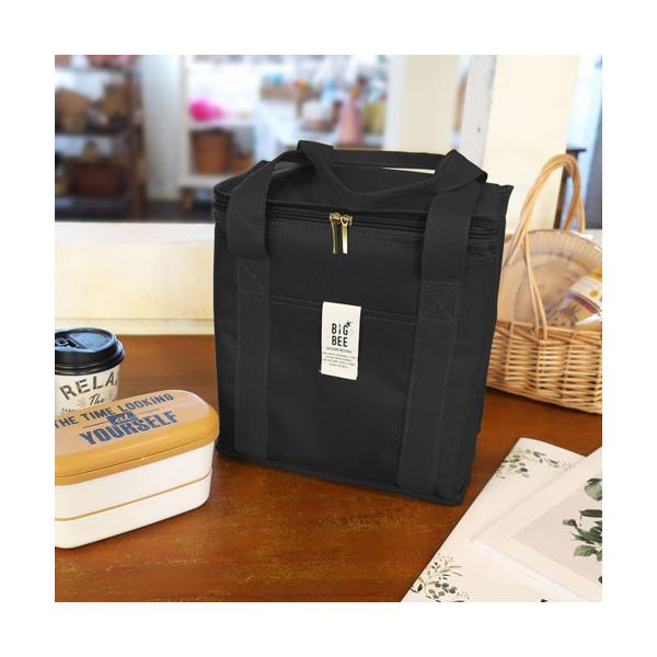 ■機能&amp;便利なアウトドアシリーズ。■500mlのペットボトルが立てて入れられる大きめサイズ!■BOX型なので開口部が大きく開き、物の出し入れがしやすく使いやすい!■ダブルファスナーで開閉しやすい大容量ランチバッグ。【仕様】サイズ：(...