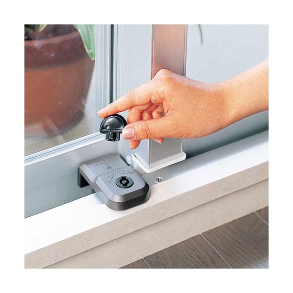 【商品説明】サッシ用補助錠二重安全装置付。ベランダの引戸に最適です、カギをはずすとより安心です。【仕様】サッシレール取付け可能寸法：29〜50mm【色】シルバー【サイズ】サイズ(mm)：50×85×57【材質】本体：亜鉛ダイカスト(塗装仕上...